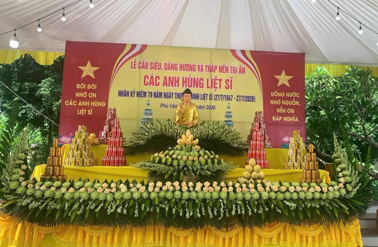 Đảng ủy, HĐND, UBND, Ủy ban MTTQ Việt Nam phường trang trọng tổ chức lễ cầu siêu, dâng hương và thắp nến tri ân tưởng niệm các anh hùng liệt sĩ đang an nghỉ tại nghĩa trang Phù Vân.